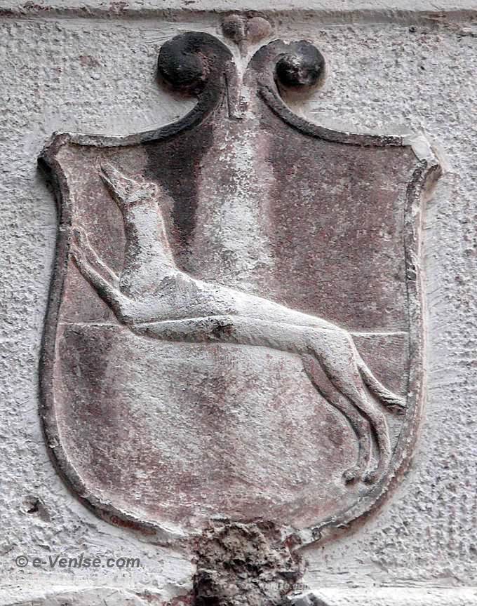 calle de la Simia o do Spade, nous avons vu sur le pilastre d'angle d'une boutique, cet écusson en pierre d'Istrie, daté du XVIème siècle 