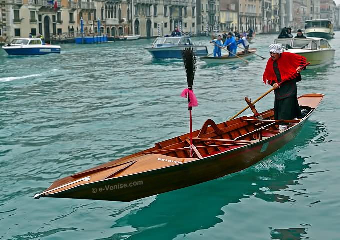 course des befane sur le grand canal à Venise