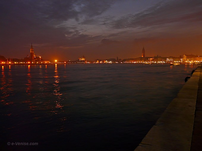 campanile de San Giorgio dei Greci, au centre l'église de la Salute et à droite le campanile de Saint Marc à venise