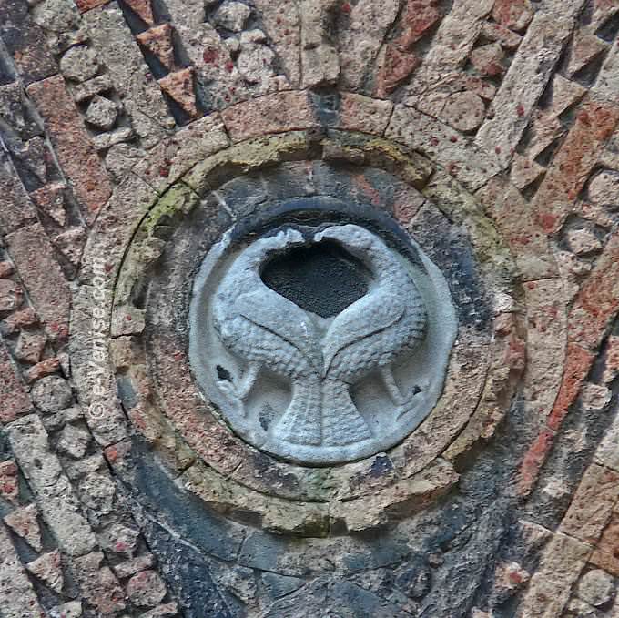 patère du XIIIe siècle, en marbre grec, d'une vingtaine de centimètres et qui représente deux oiseaux adossés et aux becs joints campiello de la chiesa paroisse de San Luca à Venise