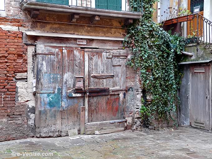 porte de la corte Delfina Venise Castello 
