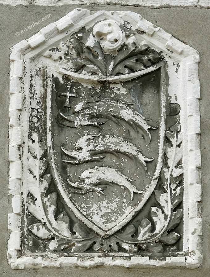 sotoportego delfina à Venise, blason du XVème siècle, en pierre d'Istrie avec trois dauphins
