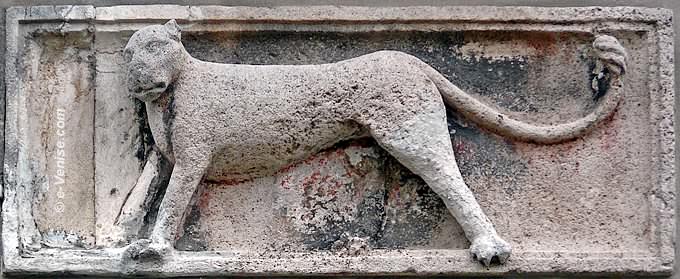 lionne en trachyte rio tera Garibaldi à Venise
