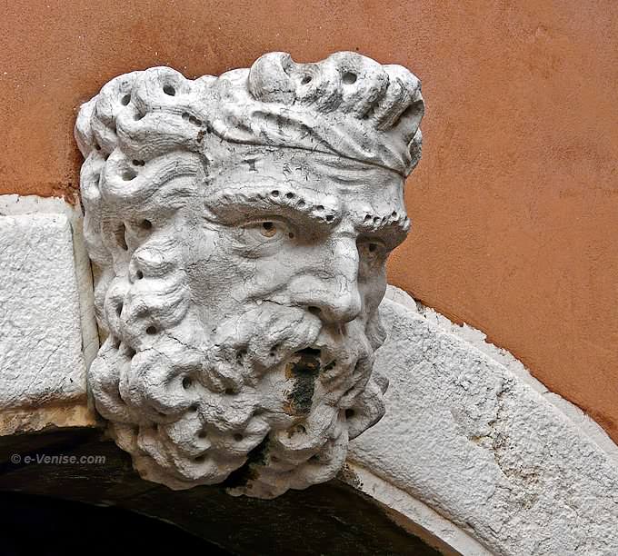 sculpture d'une tete d'homme barbu représentant Jupiter, sur le palazzo Scalfarotto à Venise calle de la Malvasia