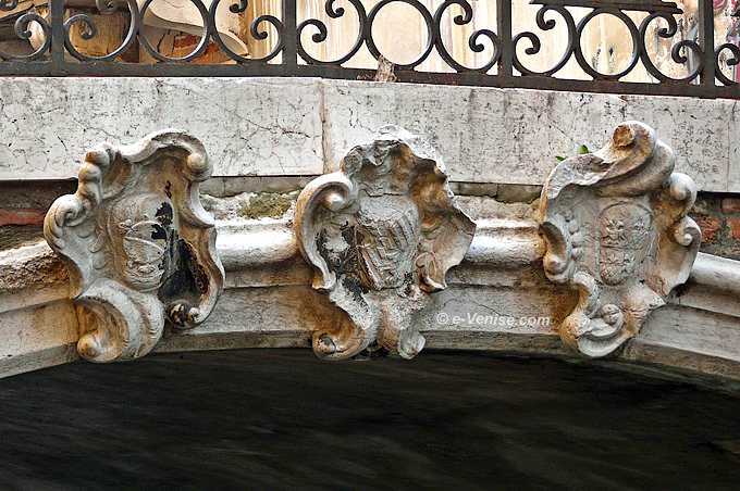 blasons du pont Balbi à Venise