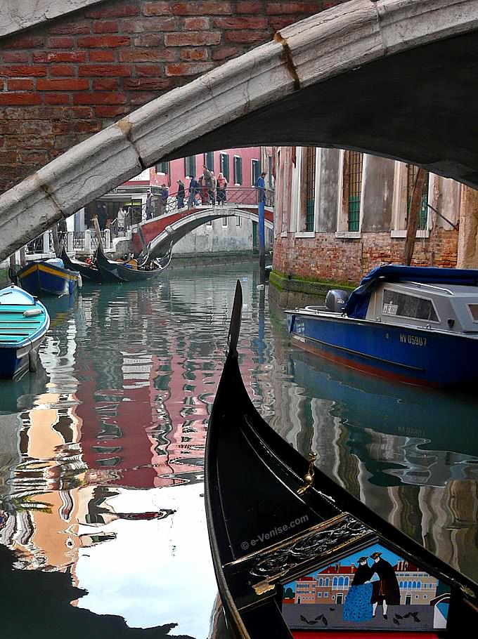 gondole pont balbi sur le rio de san Zulian à Venise