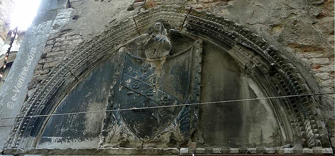 ca lion à venise porte entree en pierre d'istrie