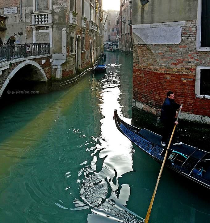 ponte Pasqualigo rio del Mondo Novo et gondole à Venise