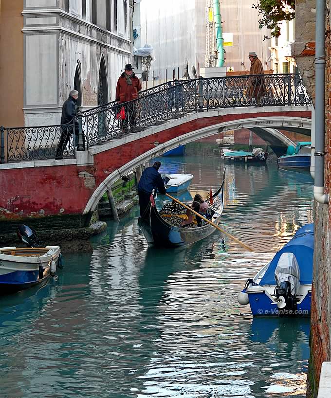 pont de le bande rio del mondo novo à Venise