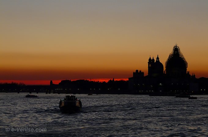 coucher de soleil sur le bassin de saint marc avec au fond l'église de la Salute