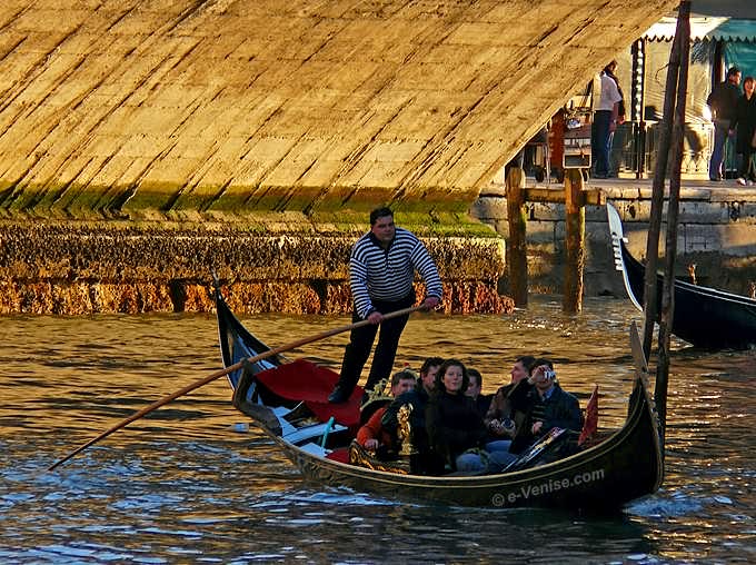 gondolier avec sa gondole sous le pont du Rialto
