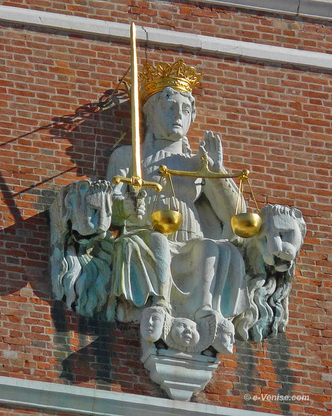 sculpture de la justice Campanile de Saint Marc Venise
