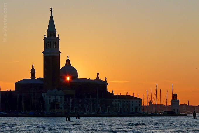 soleil couchant qui filtrait à travers la coupole de San Giorgio di Maggiore à Venise