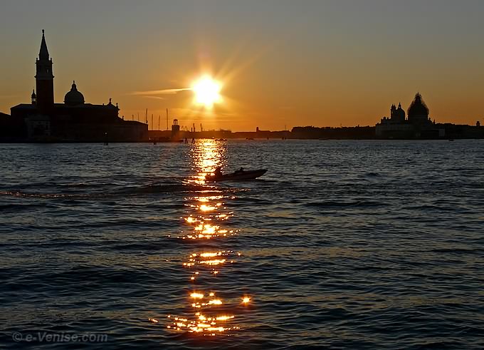 soleil sur le bassin de Saint Marc, entre l'Île de San Giorgio di Maggiore et l'église de la Salute au Dorsoduro