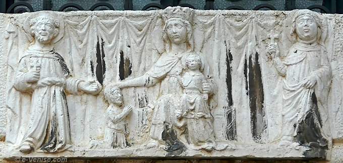 palazzo Dona Ottoboni Venise Saint François d'Assise Claire de Montefalco bas relief du XIVe siècle