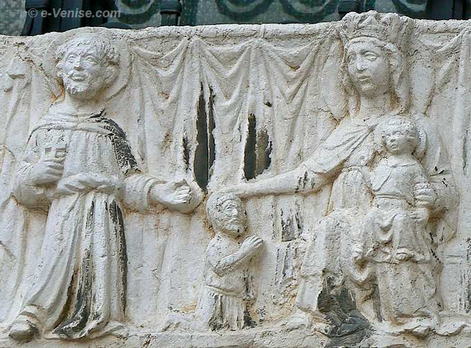 palazzo Dona Ottoboni Venise Saint François d'Assise bas relief du XIVe siècle