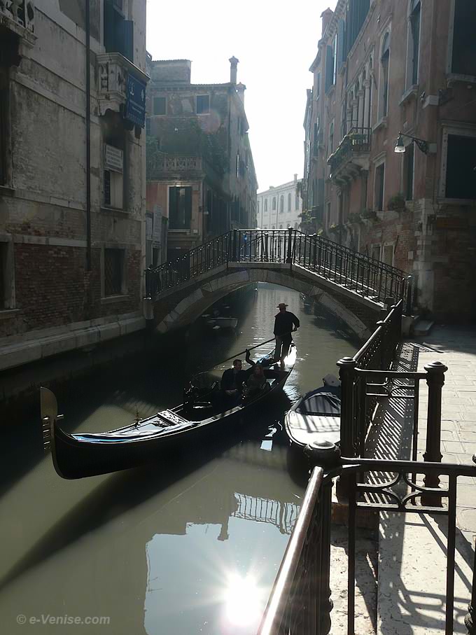 gondole et gondolier, rio san Severo Castello à Venise