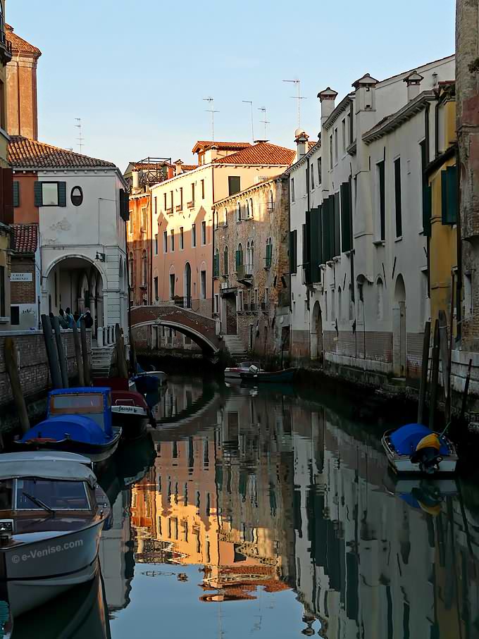 rio de la Pieta Sant' Antonin à Venise pont Corte Nuova
