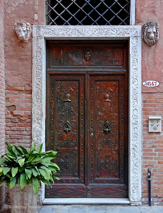 porte d'entrée du palazzo Bollani à Venise, de style renaissance et datant du XVI-XVIIe siècle