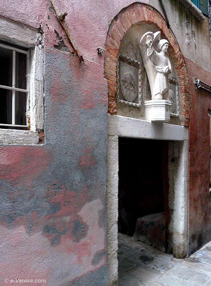 Statue d'Ange du XIIIe siecle en pierre d'Istrie Venise