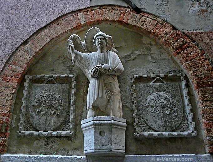 sculpture ange du XIIIe siècle et blasons armoiries de la famille Rizzo, blasons du XIVe siècle en pierre d'Istrie