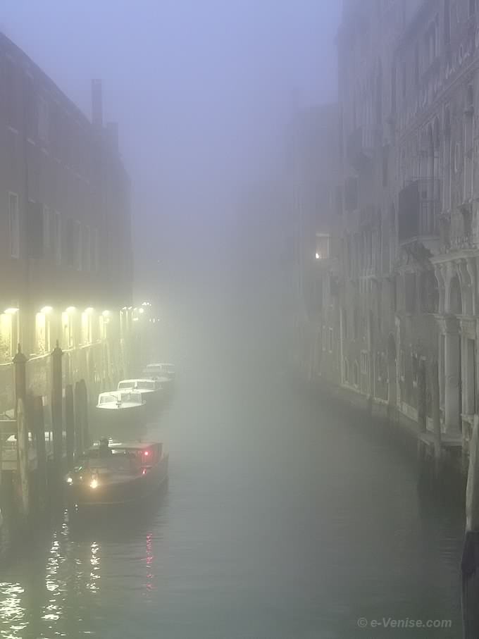 rio et campanile de San Giorgio dei Greci à Venise brouillard
