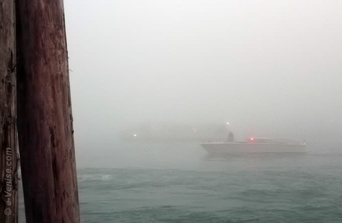 brouillard à Venise vaporetto et bateau taxi
