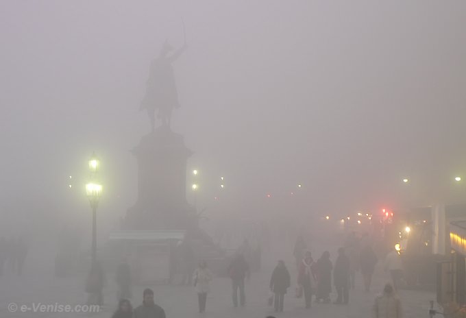 Statue du Roi Victor Emmnanuel II sur la riva degli Schiavoni à venise brouillard