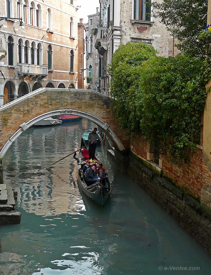 rio et pont du palazzo Widmann Cannaregio  Venise Gondole