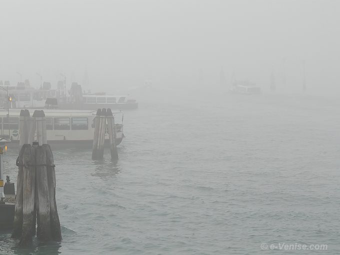 fondamente nove vaporetti dans le brouillard à Venise