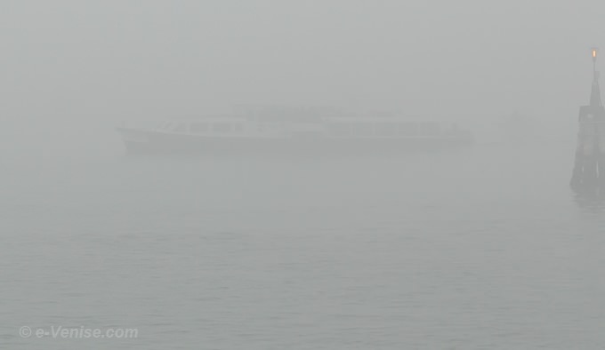 vaporetto dans le brouillard de Venise