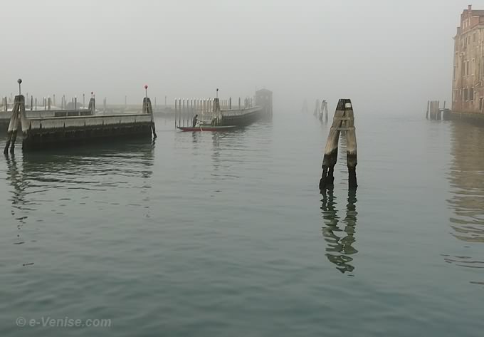 Sacca de la misericordia brouillard à Venise