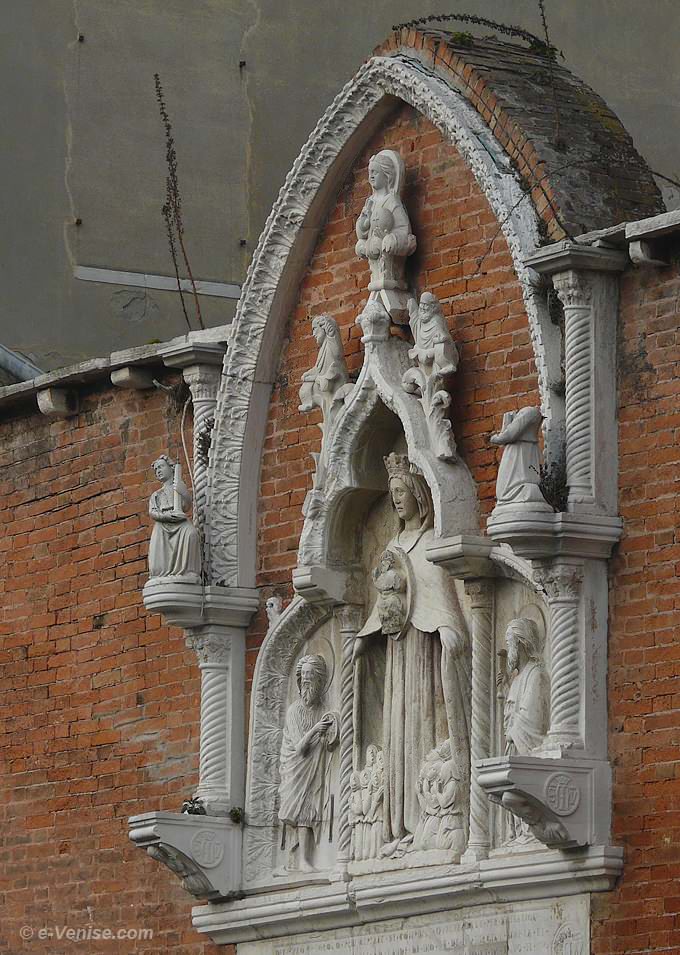 triptyque où la Vierge Marie est entourée d'anges tandis qu'à sa gauche se trouve Saint Jean Baptiste et à sa droite Jacob