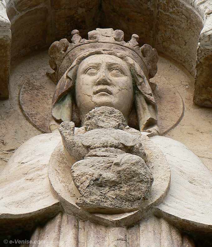 visage de la Vierge Marie est particulièrement beau. Malheureusement il ne reste plus que la silhouette de l'enfant Jésus