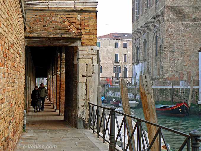 le sotoportego de l'abazia avec à droite, de l'autre côté du rio, la scuola nuova della Misericordia à Venise