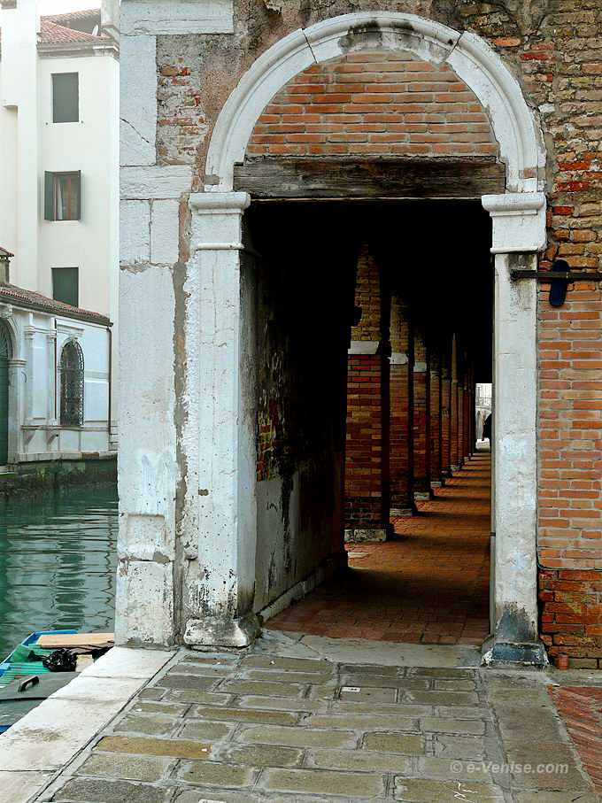 le sotoportego de l'abazia qui passe sous la scuola vecchia della Misericordia à Venise