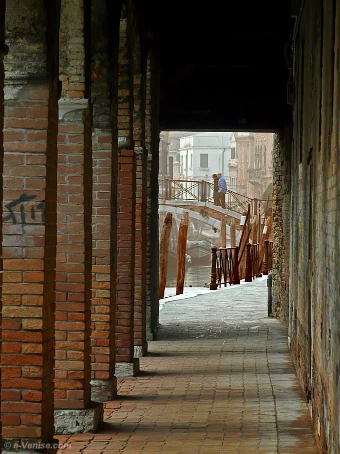 le sotoportego de l'abazia qui passe sous la scuola vecchia della Misericordia à Venise