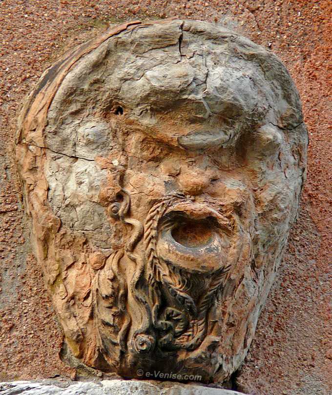 mascherone tete grotesque calle Zanarid rio de Sant Andrea à Venise