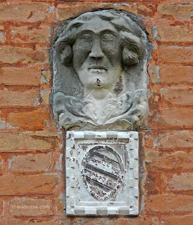 tete d'homme surmontant deux feuilles sculpture du XVe siècle sur le rio de Santa Catarina à Venise dans le Cannaregio avec blason Zen ou Contarini