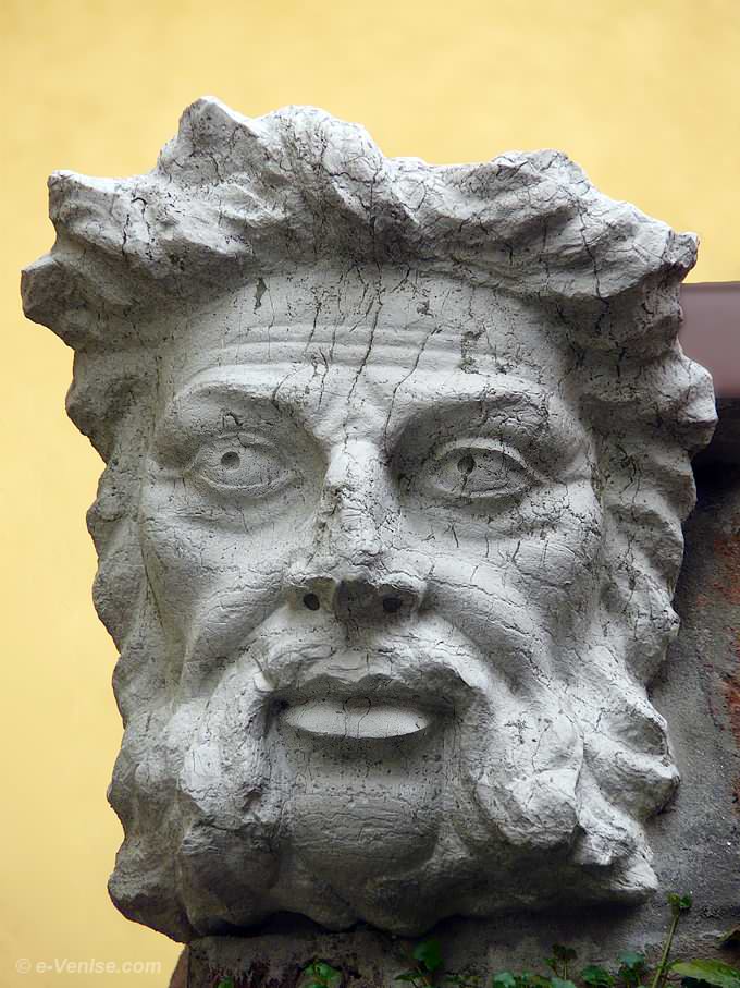 sculpture tete d'homme barbu calle zanardi ancienne clé de voûte du Palais Zanardi à Venise