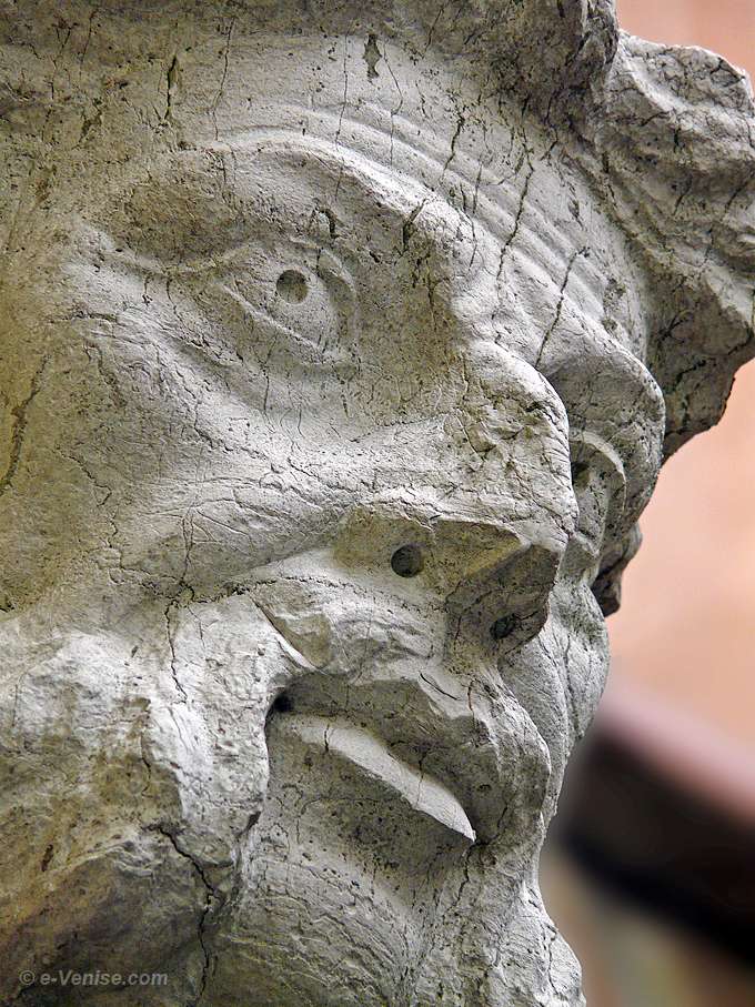 sculpture tete d'homme barbu calle zanardi ancienne clé de voûte du Palais Zanardi à Venise