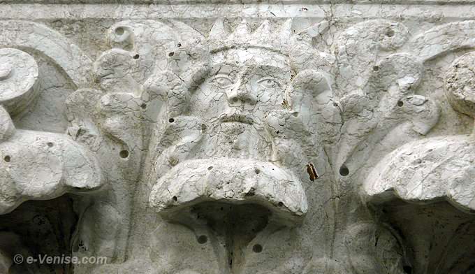 chapiteau sculpté du Palais des Doges à Venise gallerie supérieure du Palais Ducal