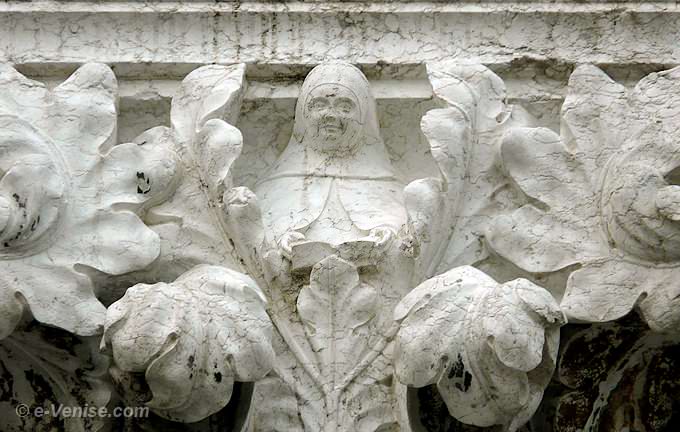chapiteau sculpté du Palais des Doges à Venise gallerie supérieure du Palais Ducal
