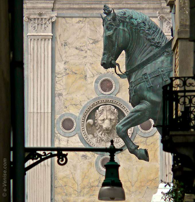 cheval du Colleoni tête de lion sur la façade de la Scuola San Marco de Venise