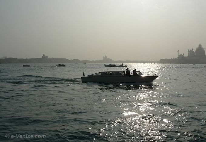 bateau taxi sur le bassin de Saint Marc, au fond à droite l'église de la Salute à Venise