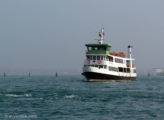 ferry Torcello sur le bassin de Saint Marc, au fond dans la brume, l'île du Lido