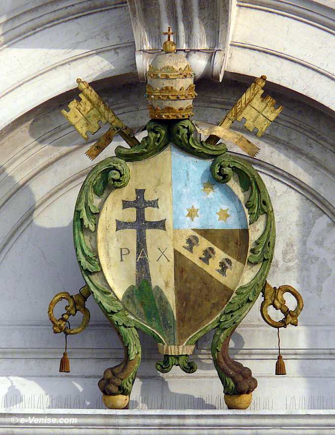 Trirègne papale sur le fronton de l'église de Saint Georges Majeur, San Giorgio Maggiore à Venise