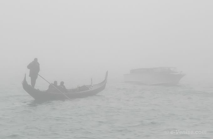 gondole et bateau taxi dans le brouillard Bassin de Saint Marc  Venise