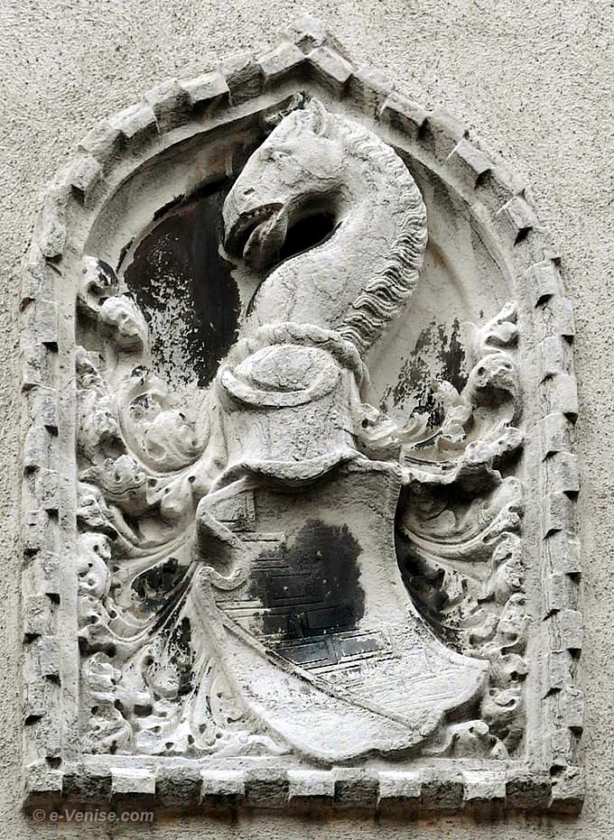 casque du type salade surmonté d'une tête de cheval en guise de huppe