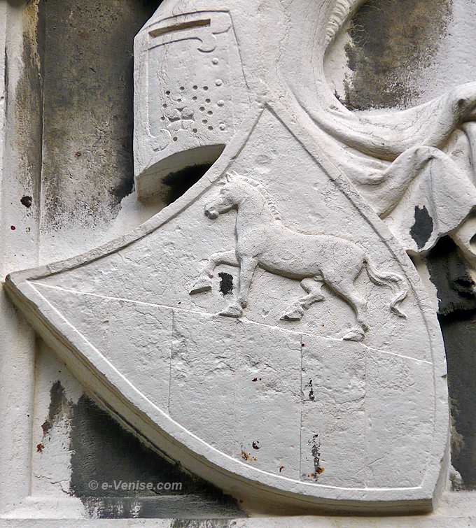 corte de le Muneghe à Venise écusson de style gothique aux armes de la famille Riva
